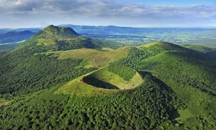 Vue panoramique sur les volcans d’Auvergne